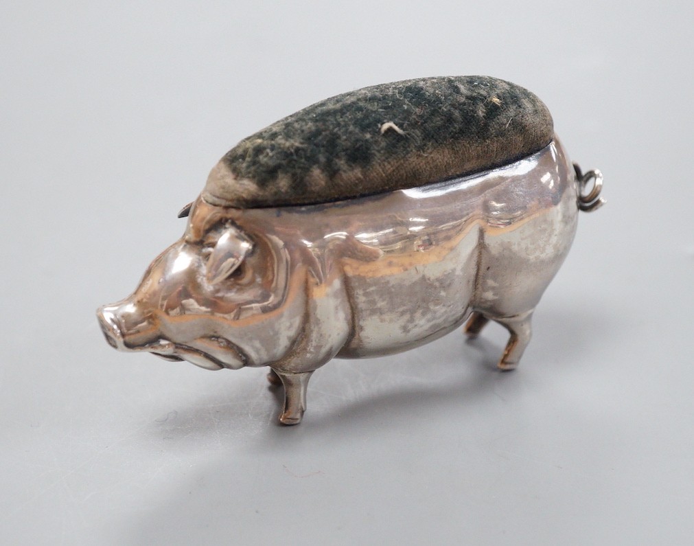 An Edwardian novelty silver pig pin cushion, William Vale & Sons, Birmingham, 1906, 72mm.